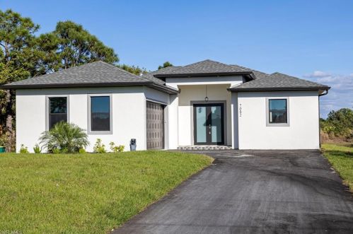 7052 40th St, Naples, FL 34120-2638