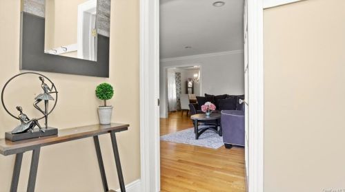 2 Erroll Pl, New Rochelle, NY 10804-3508