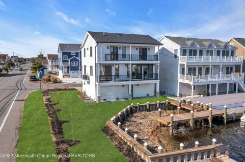 1217 Niihau Dr, Lacey NJ  08731-4702 exterior