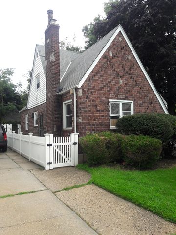 33 Foster Pl, Hempstead, NY 11550-6405