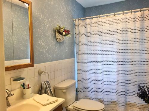 40 Hoffman Ct, Wallingford CT  06492-3860 exterior