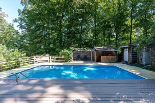 24 Twin Hills Rd, Stamford CT  06903-4614 exterior