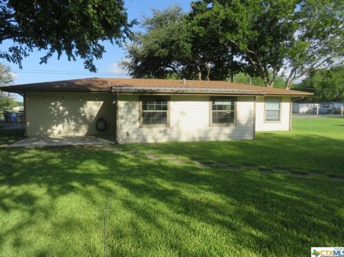 824 Boenig St, Seguin TX  78155-6724 exterior