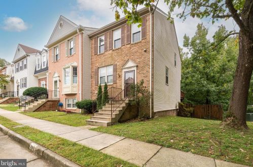 8901 Winding Hollow Way, Springfield, VA 22152-1454