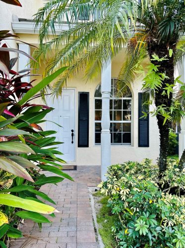 121 Canterbury Pl, West Palm Beach, FL 33414-4353