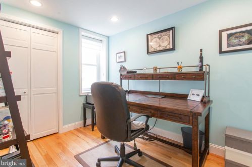 2219 Carpenter St, Philadelphia PA 19146-2517 exterior