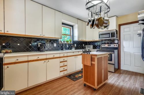 2402 Youngs Dr, Haymarket VA  20169-1532 exterior