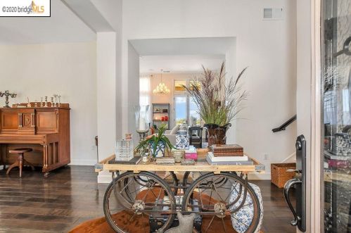 13445 Campus Dr, Oakland CA  94619-3711 exterior