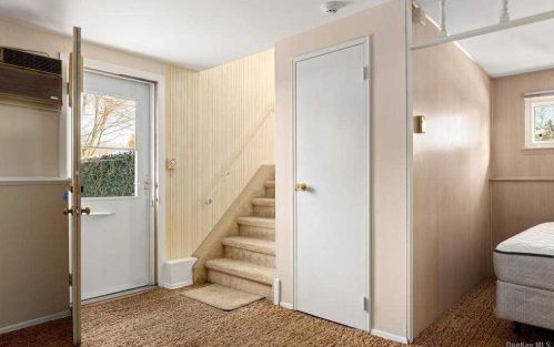 10 Pollok Pl, Hicksville NY 11801-2220 exterior