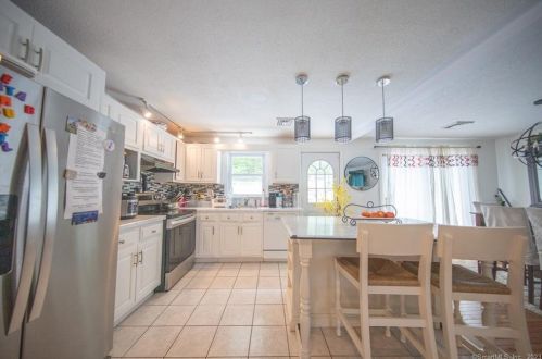 22 Devonshire Dr, Waterford CT  06385-1702 exterior