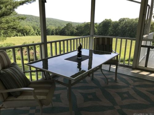 118 Oxbow Ln, Northford CT  06472-1152 exterior