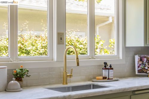 2718 Russell St, Berkeley CA 94705-2333 exterior