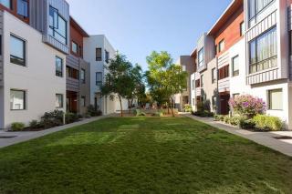 705 Zephyr Dr, Oakland, CA 94607-1533