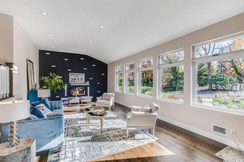 2 Blue Sea Ln, Great Neck NY  11024-1504 exterior