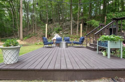 29 Carriage House Dr, Danbury CT  06810-8206 exterior