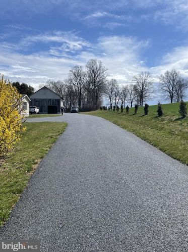 561 Hamilton Rd, Cochranville, PA 19330-1807