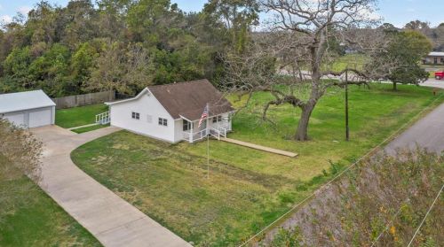 114 12th St, West Columbia, TX 77486-3326