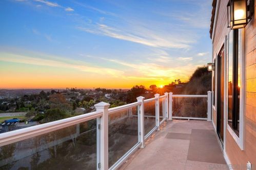 9879 Grandview Dr, La Mesa, CA 91941-5621