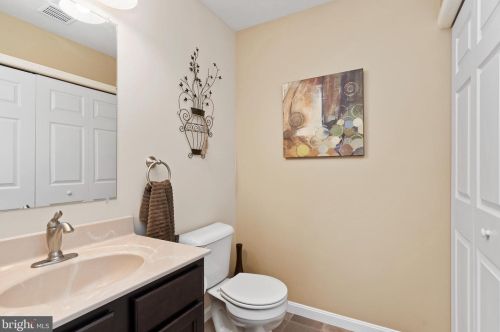 262 Melbourne Ln, Navy Sup Dpt PA  17055-6674 exterior