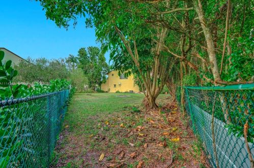 7692 Oakmont Cir, Hialeah FL  33015-2046 exterior