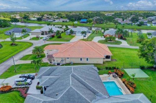 160 Saratoga Ave, Fort Pierce FL  34953-5974 exterior