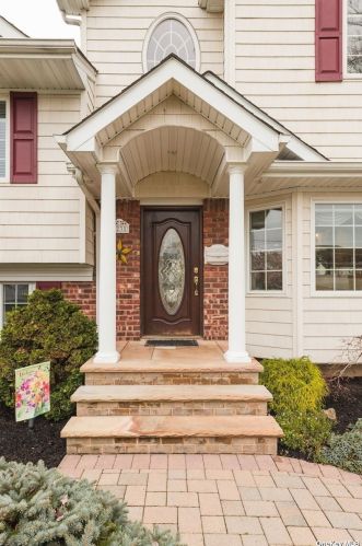 23 La Grange Pl, West Islip, NY 11795-3816