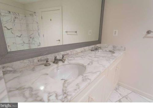 201 8th St, Philadelphia PA  19106-3519 exterior