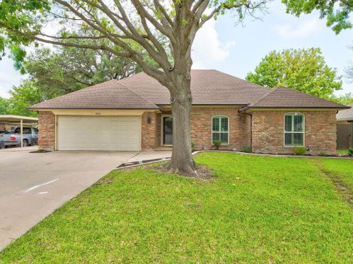 300 Suttonwood Dr, Fort Worth, TX 76108-3842