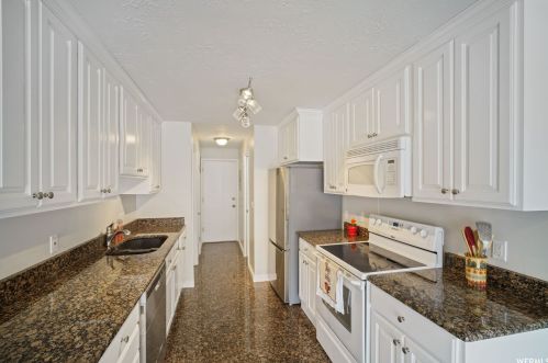 176 Pebblewood Ln, Centerville, UT 84014-1456