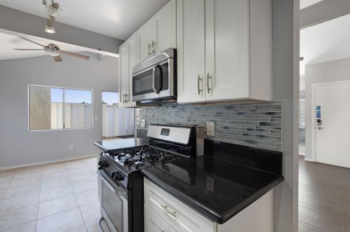 357 Los Arbolitos Blvd, Oceanside CA 92058-1526 exterior