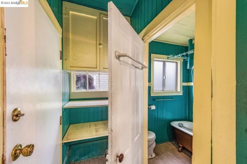 4327 Essex St, Oakland CA 94608-1216 exterior