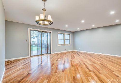 41 Highview Dr, Woodbridge NJ  07095-3904 exterior