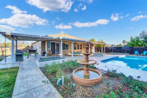 131 Feather Riv Cir, Vacaville CA 95688-8749 exterior