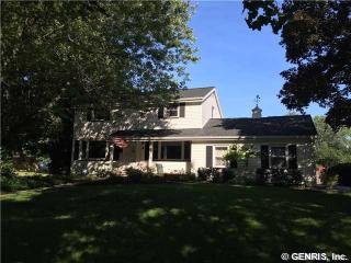 8 Meyerhill Cir, Rochester, NY 14617-5112