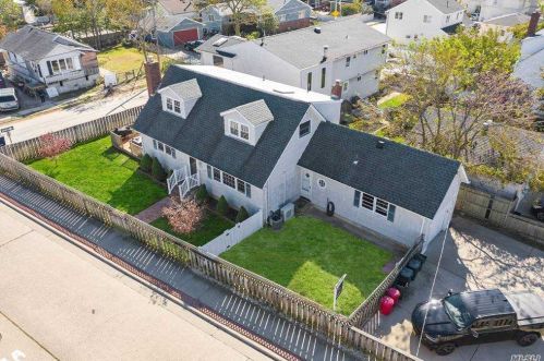 89 Bayside Dr, Pt Lookout, NY 11569-3001
