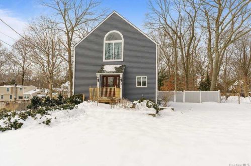 44 Shagwong Dr, Scotts Beach, NY 11789-2455