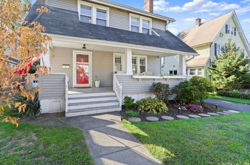 8 Raymond Ter, Norwalk, CT 06855-1302