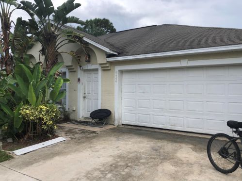 834 Cavern Ave, Fort Pierce, FL 34983-2769