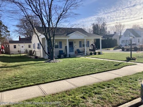 13 Cottage Pl, East Freehold, NJ 07728-2103