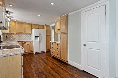 28 Church St, North Branford CT  06471-1417 exterior
