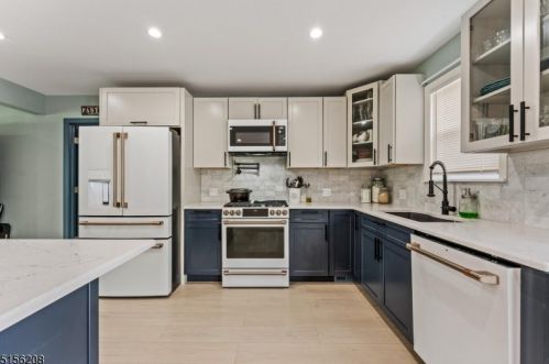 11 Spring Mdw, Oxford NJ  07863-3246 exterior