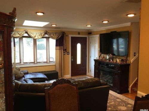 921 Niagara Ave, North Lindenhurst, NY 11757-2206