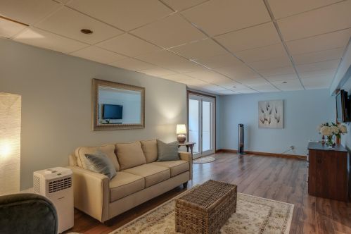 39 Hill Rd, Brookline NH  03033-2111 exterior