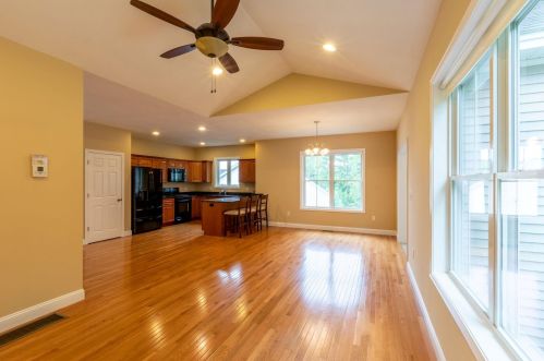 2 Sugar Plum Ln, Londonderry NH  03053-3300 exterior