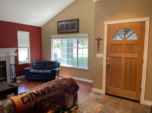 1090 Versailles Dr, Hollister, CA 95023-5049