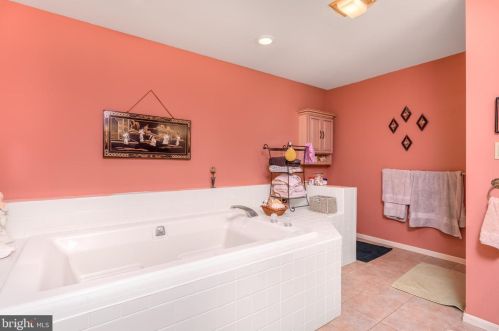 6529 Baywood Dr, Harrisburg PA 17111-6894 exterior