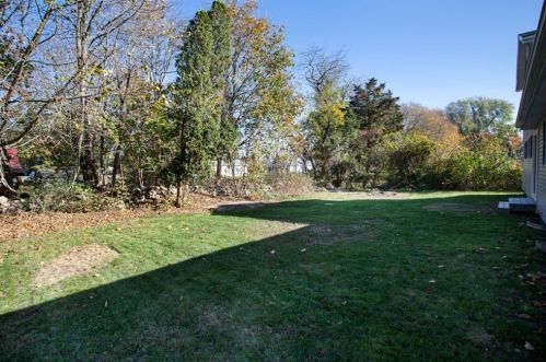 140 Montgomery St, Tiverton RI  02878-2423 exterior