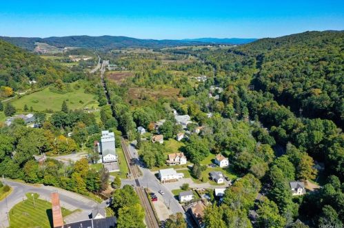 6 Borden Ln, Wassaic, NY 12592-2122