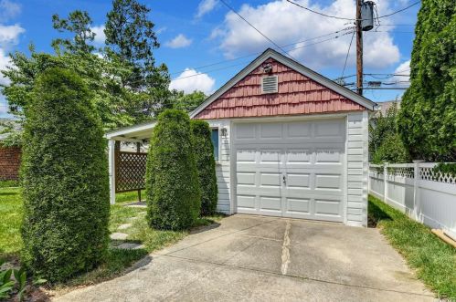 138 Wilton St, New Hyde Park NY  11040-3832 exterior