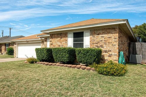 6405 Whitehurst Dr, Fort Worth, TX 76148-1432